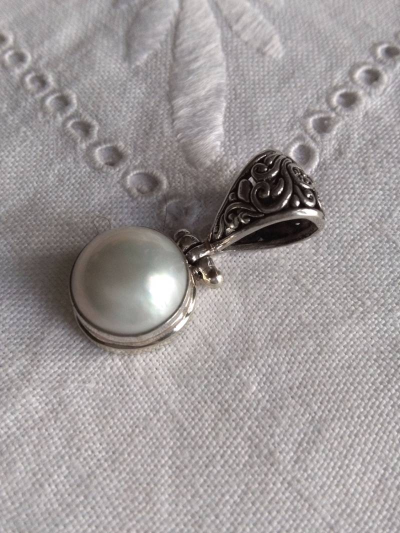 Anhänger Mit Einem Großen Weißen Mabe Perle in 926 Sterling Silber Gefasst von IllunisMoon