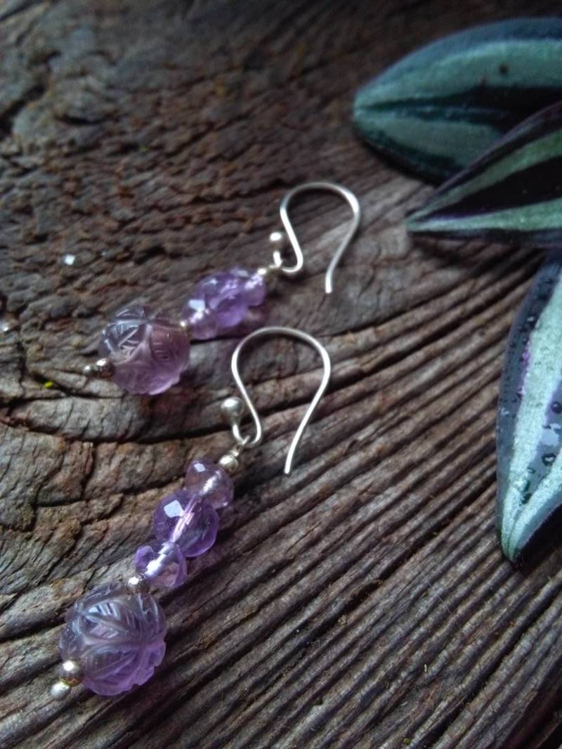 Erstaunlich Hand Geschnitzt Natürliche Amethyst Ohrringe, Kleine Kunstwerke Erstaunlich Hand Geschnitzt Natürliche Amethyst Ohrringe, Kleine Kunstwerke von IllunisMoon