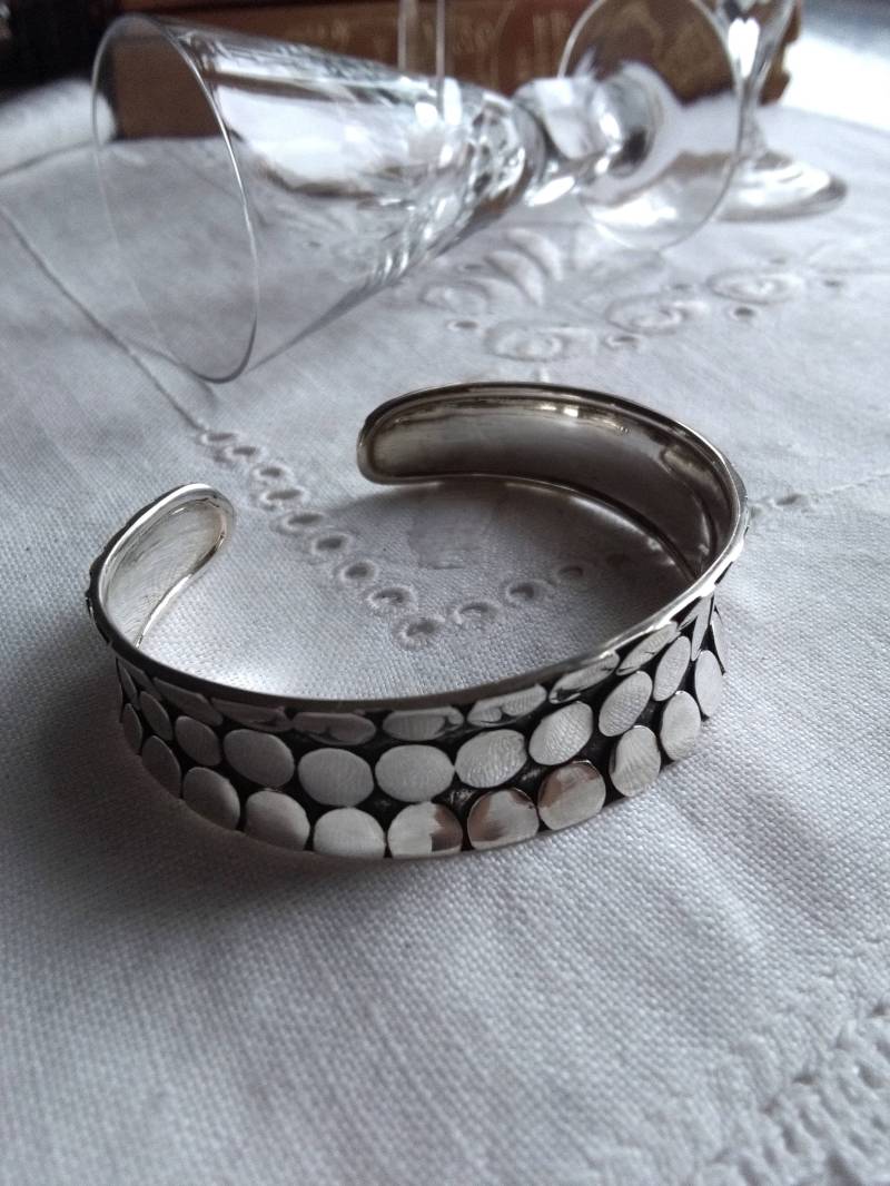 Funkelnden Armreif, Handgemachte Gehämmert Sterling Silber 23Gr Funkelnden Armreif, Handgemachte Gehämmert Sterling Silber 23Gr von IllunisMoon