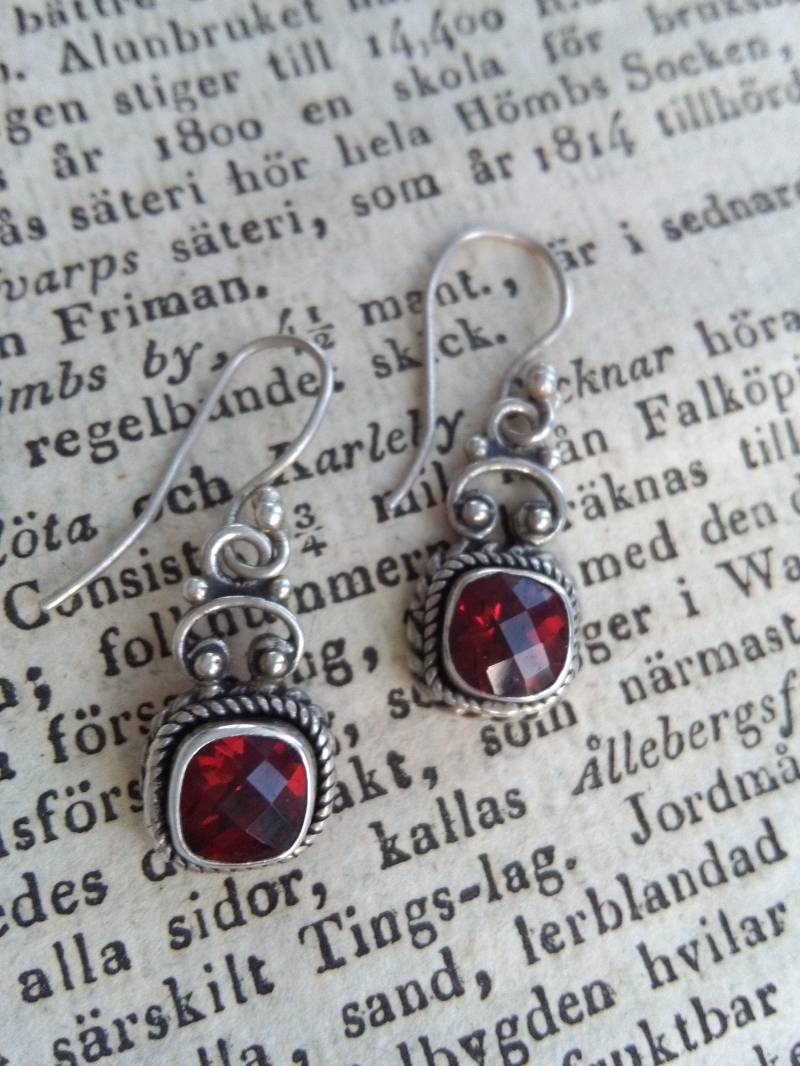 Granat 925 Sterling Silber Tropfenohrringe, Checker Schnitt Rote Granate in Hand Gearbeitete Handwerker Silber, Geschenk Für Sie Granat 925 Sterling Silber Tropfenohrringe, Checker Schnitt Rote Granate in Hand Gearbeitete Handwerker Silber, Geschenk Für Sie von IllunisMoon