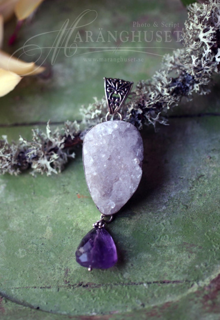 Lila Köstlichkeiten, Druse Quarz Und Amethyst 925 Sterling Silber Anhänger, Handgemachtes Einzelstück Lila Köstlichkeiten, Druse Quarz Und Amethyst 925 Sterling Silber Anhänger, Handgemachtes Einzelstück von IllunisMoon