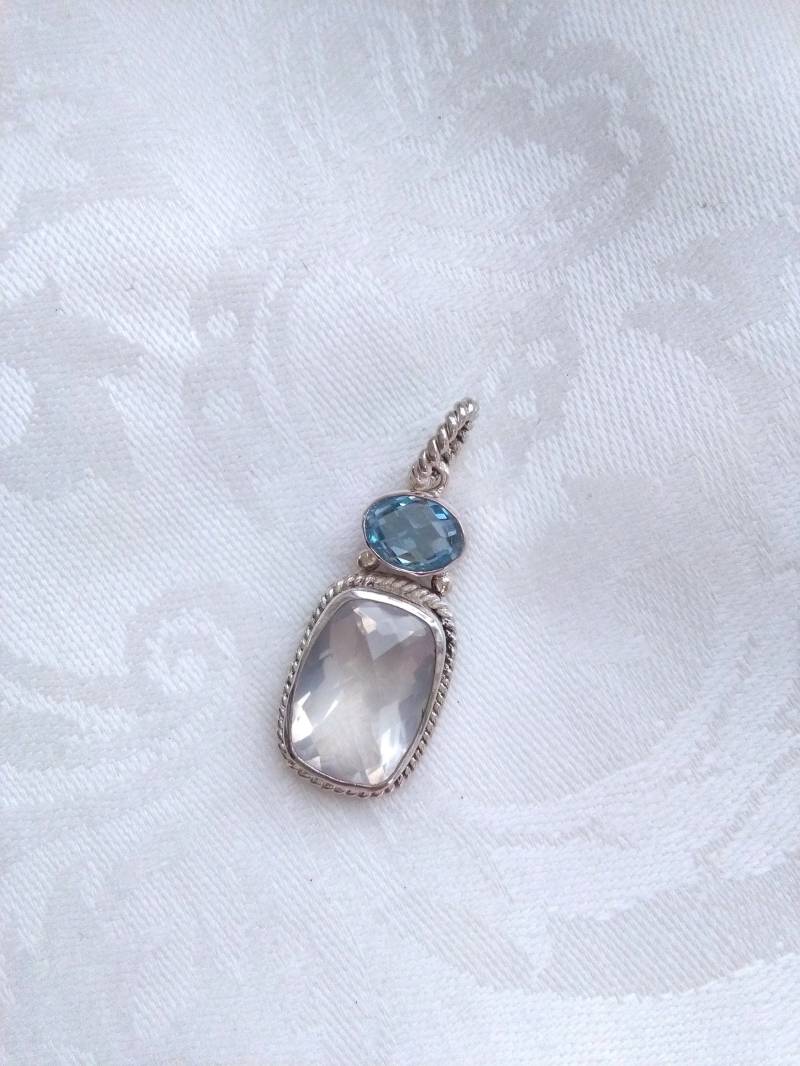 Milchquarz Und Blauer Topas Sterling Silberanhänger, Checker Geschnitten Facettierte Natursteine, Handwerker Handmade Silber Milchquarz Und Blauer Topas Sterling Silberanhänger, Checker Geschnitten Facettierte Natursteine, Handwerker Handmade Silber von IllunisMoon