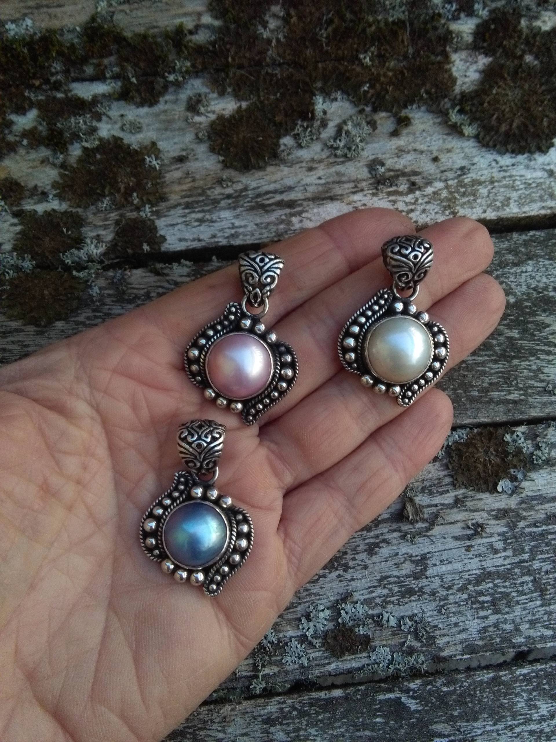 Verschönert Natürlichen Perle Anhänger, Sterling Silber Blau Rosa Und Weißen Süßwasser Mabe Blister Perlen Verschönert Natürlichen Perle Anhänger, Sterling Silber Blau Rosa Und Weißen Süßwasser Mabe Blister Perlen von IllunisMoon