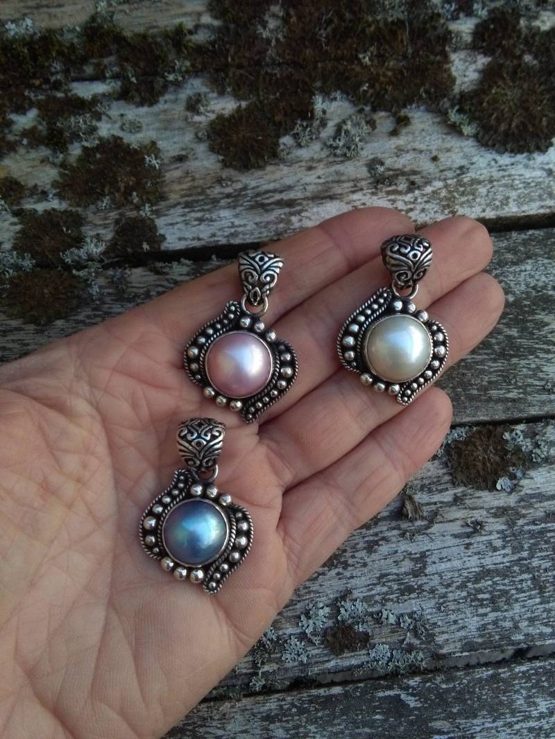 Verschönert Natürlichen Perle Anhänger, Sterling Silber Blau Rosa Und Weißen Süßwasser Mabe Blister Perlen Verschönert Natürlichen Perle Anhänger, Sterling Silber Blau Rosa Und Weißen Süßwasser Mabe Blister Perlen von IllunisMoon