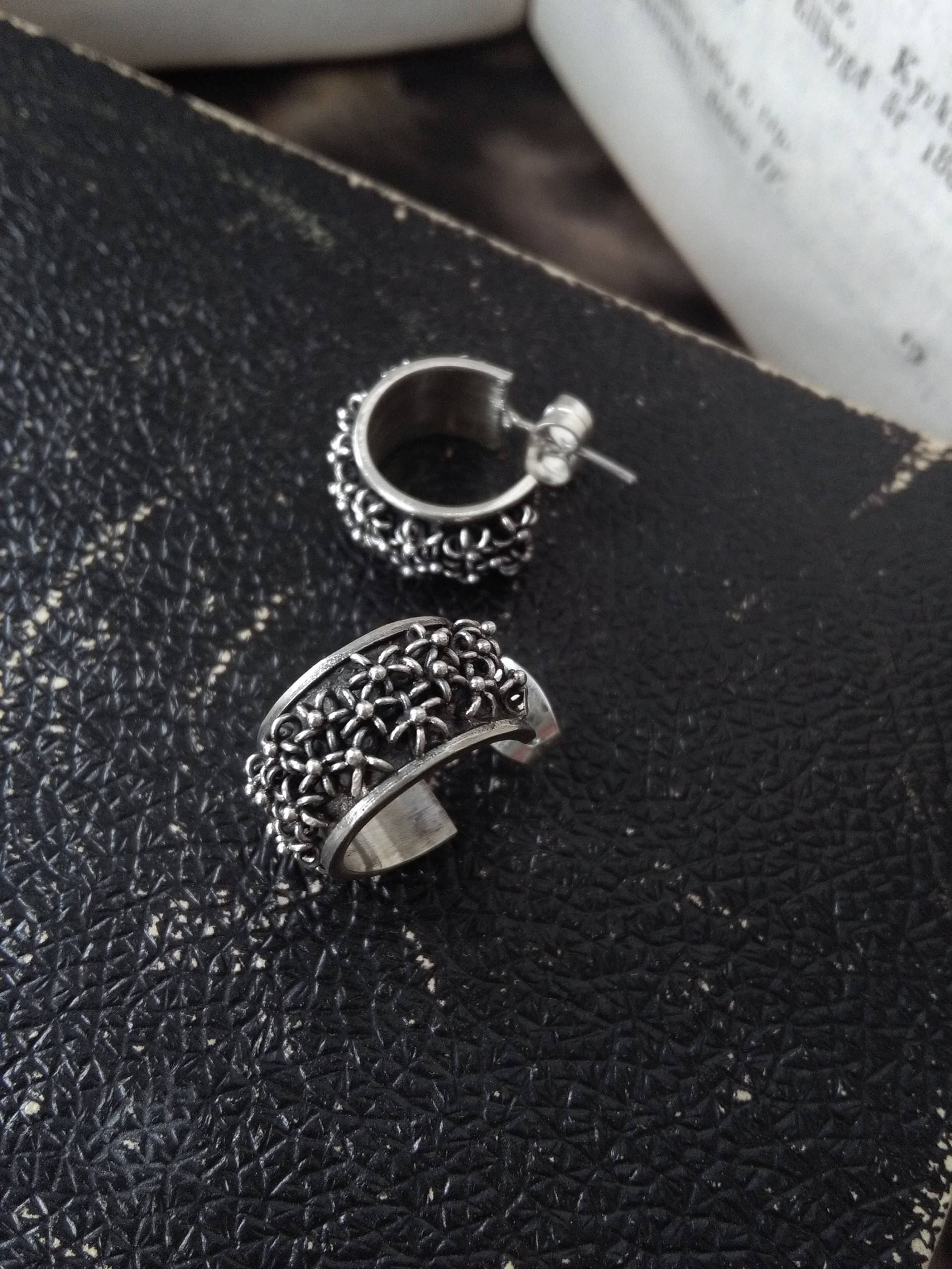sterling Silber Oxidiert Gänseblümchen Blume Creolen, Handgemachte Bali sterling Silber Oxidiert Gänseblümchen Blume Creolen, Handgemachte Bali von IllunisMoon