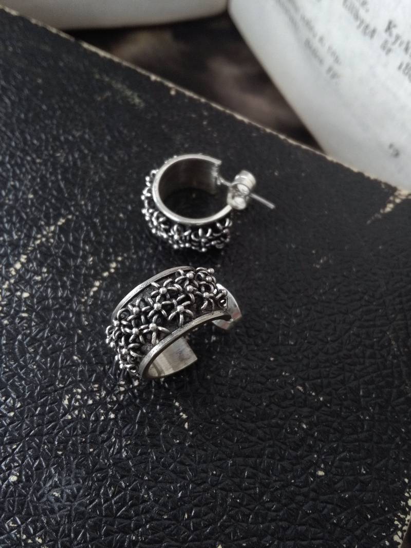 sterling Silber Oxidiert Gänseblümchen Blume Creolen, Handgemachte Bali sterling Silber Oxidiert Gänseblümchen Blume Creolen, Handgemachte Bali von IllunisMoon