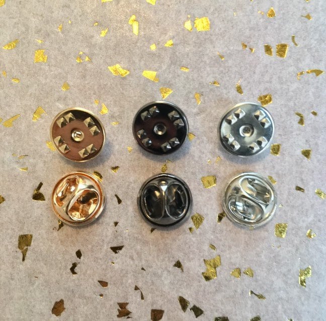 5 Bis 30 Anstecknadeln Aus Metall, Schwarze, Goldene Oder Silberfarbene Stiftverschlüsse, Emaillestift Befestigung, Schmetterlingsanhänger 5 Bis 30 Anstecknadeln Aus Metall, Schwarze, Goldene Oder Silberfarbene Stiftverschlüsse, Emaillestift Befestigung, Schmetterlingsanhänger von Illustrationist