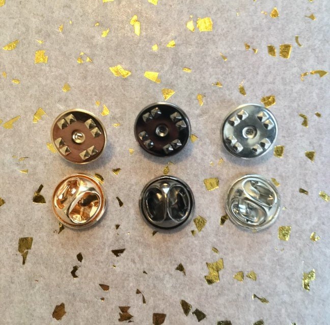 5 Bis 30 Anstecknadeln Aus Metall, Schwarze, Goldene Oder Silberfarbene Stiftverschlüsse, Emaillestift Befestigung, Schmetterlingsanhänger 5 Bis 30 Anstecknadeln Aus Metall, Schwarze, Goldene Oder Silberfarbene Stiftverschlüsse, Emaillestift Befestigung, Schmetterlingsanhänger von Illustrationist
