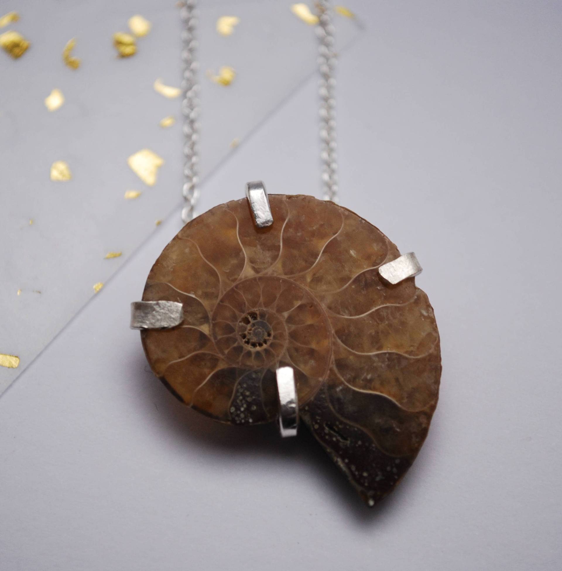 Amma Halskette | Sterling Silber Ammonit Rohstein Fossil Anhänger Weihnachtsgeschenk Für Sie Zubehör Kaltes Wetter Amma Halskette | Sterling Silber Ammonit Rohstein Fossil Anhänger Weihnachtsgeschenk Für Sie Zubehör Kaltes Wetter von Illustrationist
