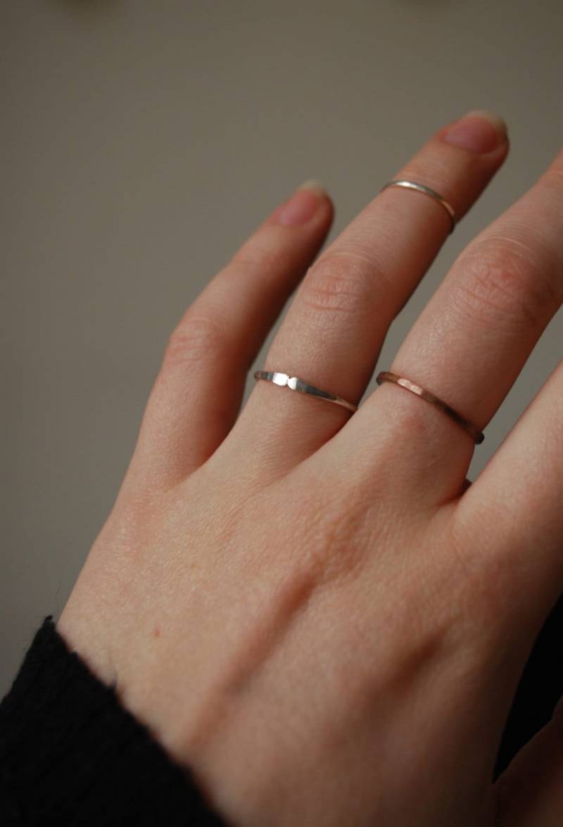 Eco-Sterling Silber Gehämmerter Ring, Minimalist Ring Stapeln, 14 Karat Roségoldring, Meistverkaufte Artikel Handgefertigt | Winterschmuck Eco-Sterling Silber Gehämmerter Ring, Minimalist Ring Stapeln, 14 Karat Roségoldring, Meistverkaufte Artikel Handgefertigt | Winterschmuck von Illustrationist