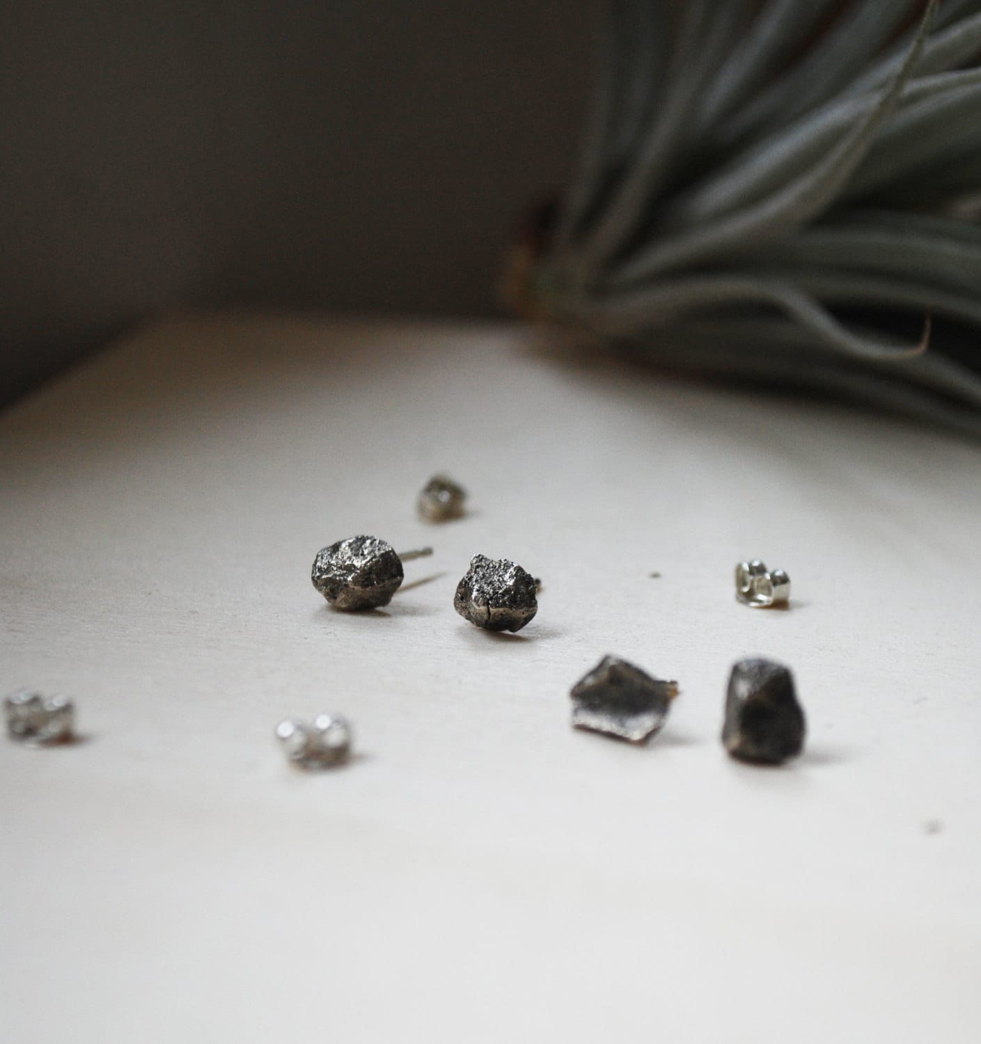 Eco Sterling Silber Kieselstein Ohrringe, Ohrstecker, Mismatched Pins, Handgemachter Winter Schmuck | Zubehör Für Kaltes Wetter Eco Sterling Silber Kieselstein Ohrringe, Ohrstecker, Mismatched Pins, Handgemachter Winter Schmuck | Zubehör Für Kaltes Wetter von Illustrationist