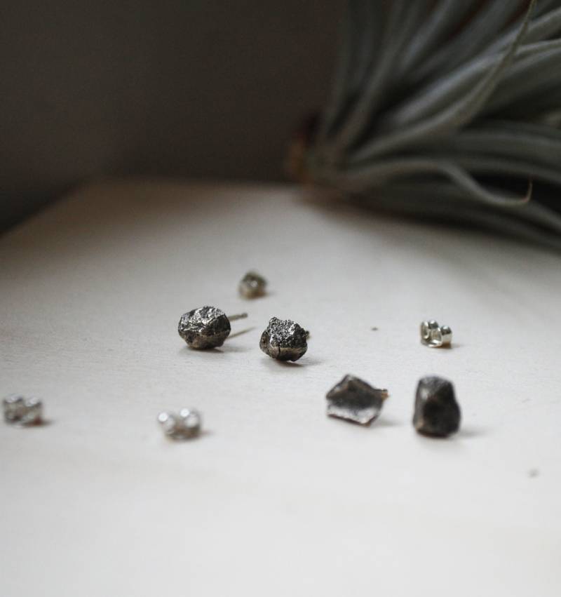 Eco Sterling Silber Kieselstein Ohrringe, Ohrstecker, Mismatched Pins, Handgemachter Winter Schmuck | Zubehör Für Kaltes Wetter Eco Sterling Silber Kieselstein Ohrringe, Ohrstecker, Mismatched Pins, Handgemachter Winter Schmuck | Zubehör Für Kaltes Wetter von Illustrationist