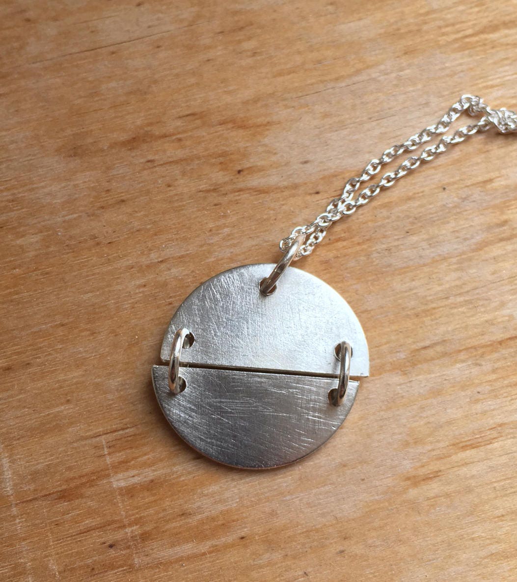Eden Halskette | Eco Sterling Silber Moderner Kreis Anhänger Himmel Und Erde Weihnachtsgeschenk Für Sie Winterschmuck Eden Halskette | Eco Sterling Silber Moderner Kreis Anhänger Himmel Und Erde Weihnachtsgeschenk Für Sie Winterschmuck von Illustrationist