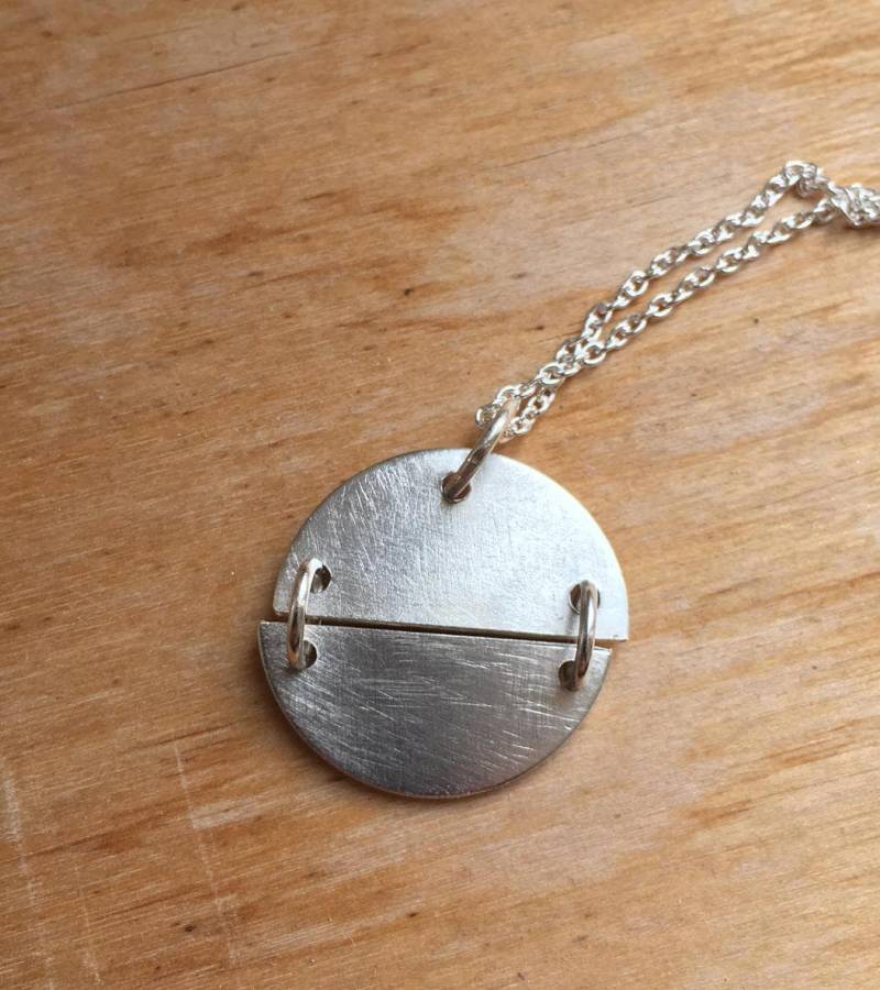 Eden Halskette | Eco Sterling Silber Moderner Kreis Anhänger Himmel Und Erde Weihnachtsgeschenk Für Sie Winterschmuck Eden Halskette | Eco Sterling Silber Moderner Kreis Anhänger Himmel Und Erde Weihnachtsgeschenk Für Sie Winterschmuck von Illustrationist