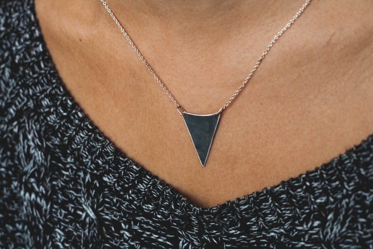 Faye Halskette | Schwarze Flagge Aus Sterling Silber Mit Oxidiertem Weihnachtsgeschenk Für Sie Zubehör Kaltes Wetter Faye Halskette | Schwarze Flagge Aus Sterling Silber Mit Oxidiertem Weihnachtsgeschenk Für Sie Zubehör Kaltes Wetter von Illustrationist