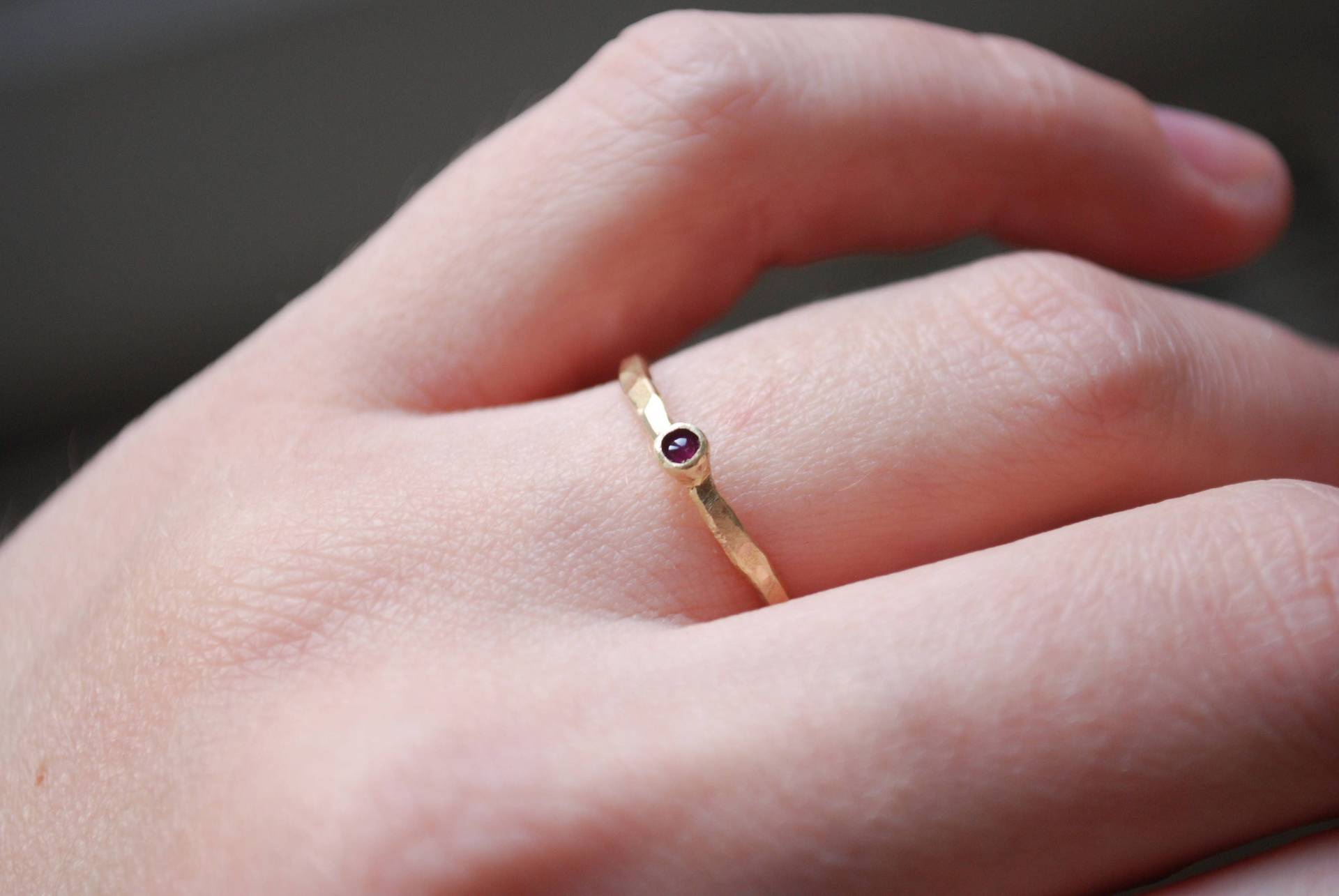 Gehämmertes Goldband Für Frauen, 14K Gold Ehering Smaragd, Stapelring Rubin, Verlobungsring Saphir, Bestseller Handgefertigt Gehämmertes Goldband Für Frauen, 14K Gold Ehering Smaragd, Stapelring Rubin, Verlobungsring Saphir, Bestseller Handgefertigt von Illustrationist