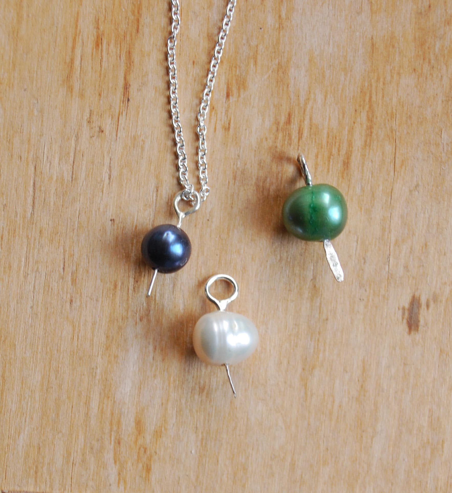 Hana Halskette | Eco Sterling Silber Perle Anhänger Schwarz, Weiß Oder Grün Weihnachtsgeschenk Für Sie Winterschmuck Hana Halskette | Eco Sterling Silber Perle Anhänger Schwarz, Weiß Oder Grün Weihnachtsgeschenk Für Sie Winterschmuck von Illustrationist
