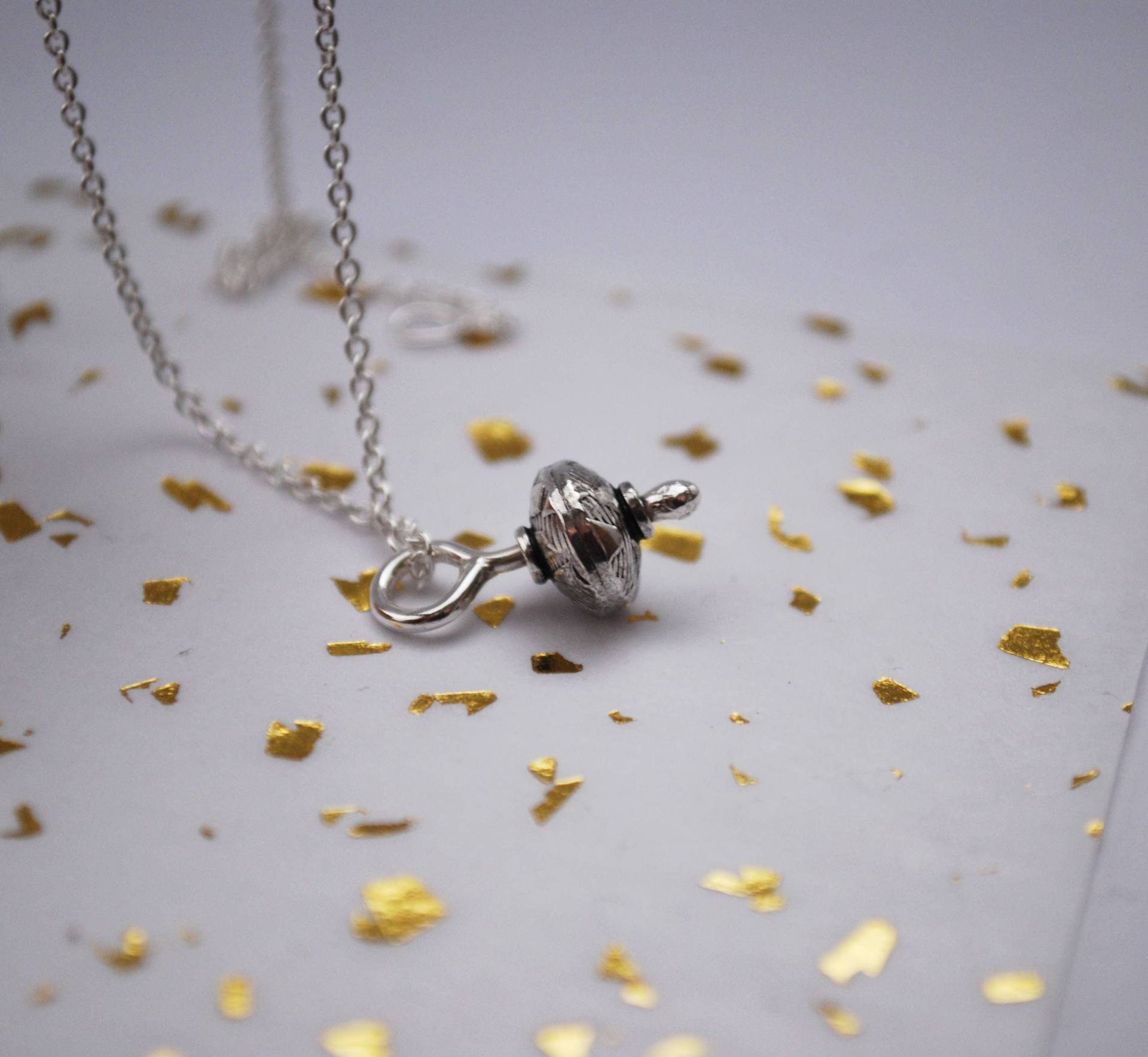 Lara Halskette | Eco Sterling Silber Runden Anhänger Weihnachtsgeschenk Für Sie Perlenkette Zubehör Kaltes Wetter Lara Halskette | Eco Sterling Silber Runden Anhänger Weihnachtsgeschenk Für Sie Perlenkette Zubehör Kaltes Wetter von Illustrationist