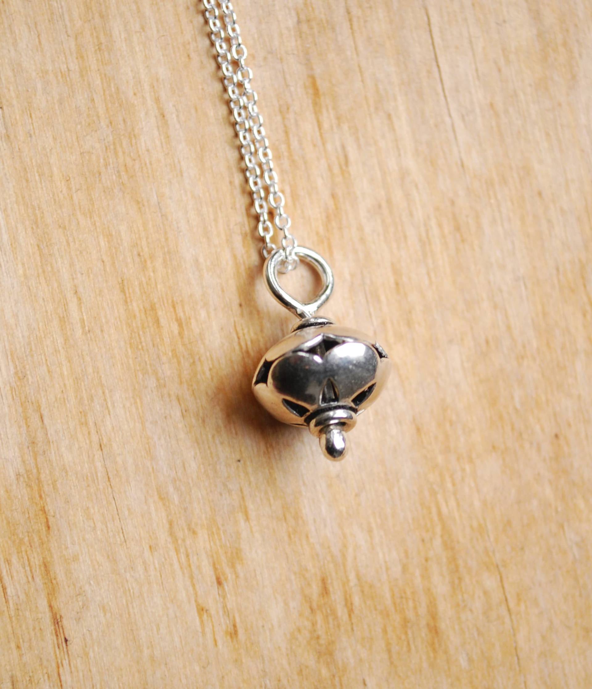 Leah Halskette | Eco Sterling Silber Runden Anhänger Kleine Silberperlenkette Winterschmuck Leah Halskette | Eco Sterling Silber Runden Anhänger Kleine Silberperlenkette Winterschmuck von Illustrationist