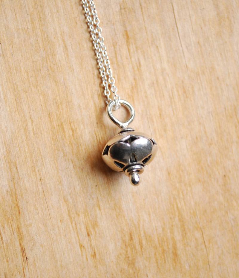 Leah Halskette | Eco Sterling Silber Runden Anhänger Kleine Silberperlenkette Winterschmuck von Illustrationist