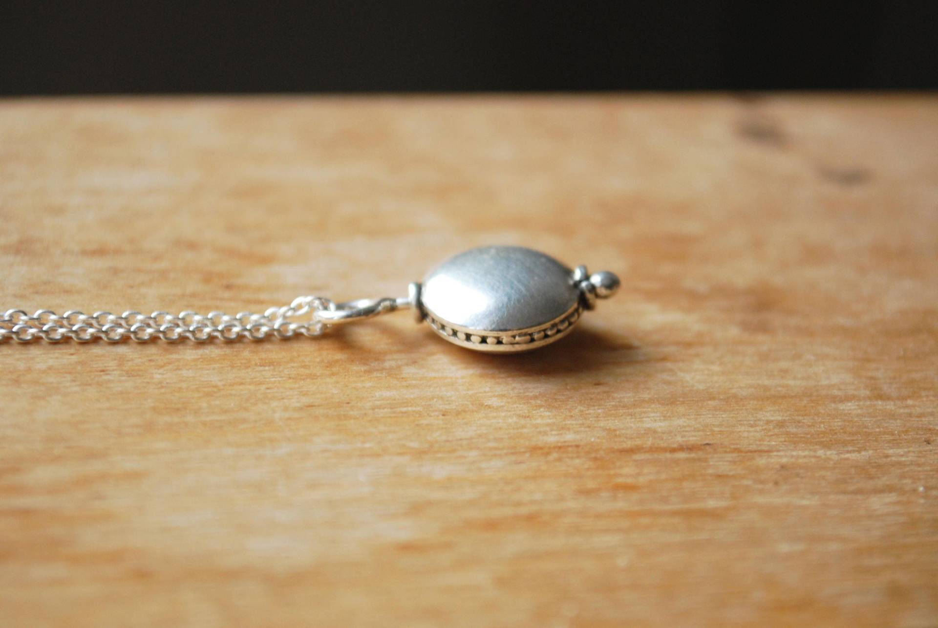 Leda Halskette | Eco Sterling Silber Anhänger Kleine Perlenkette Weihnachtsgeschenk Für Sie Zubehör Kaltes Wetter Leda Halskette | Eco Sterling Silber Anhänger Kleine Perlenkette Weihnachtsgeschenk Für Sie Zubehör Kaltes Wetter von Illustrationist