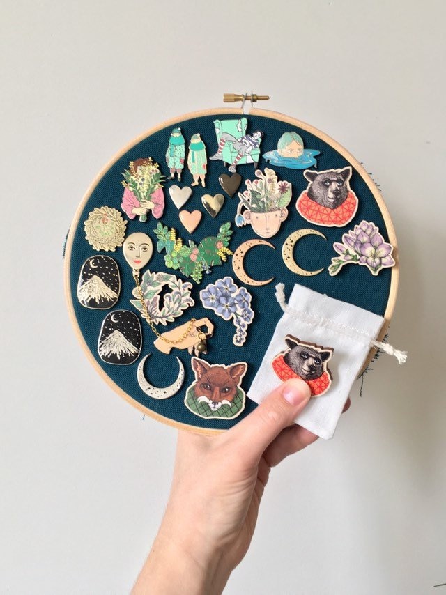 Mystery Emaille Pin Grab Bag Zufällige Blinde Tasche Hochzeit Geschenke, Meistverkaufter Artikel Handgefertigt | Zubehör Für Kaltes Wetter Mystery Emaille Pin Grab Bag Zufällige Blinde Tasche Hochzeit Geschenke, Meistverkaufter Artikel Handgefertigt | Zubehör Für Kaltes Wetter von Illustrationist
