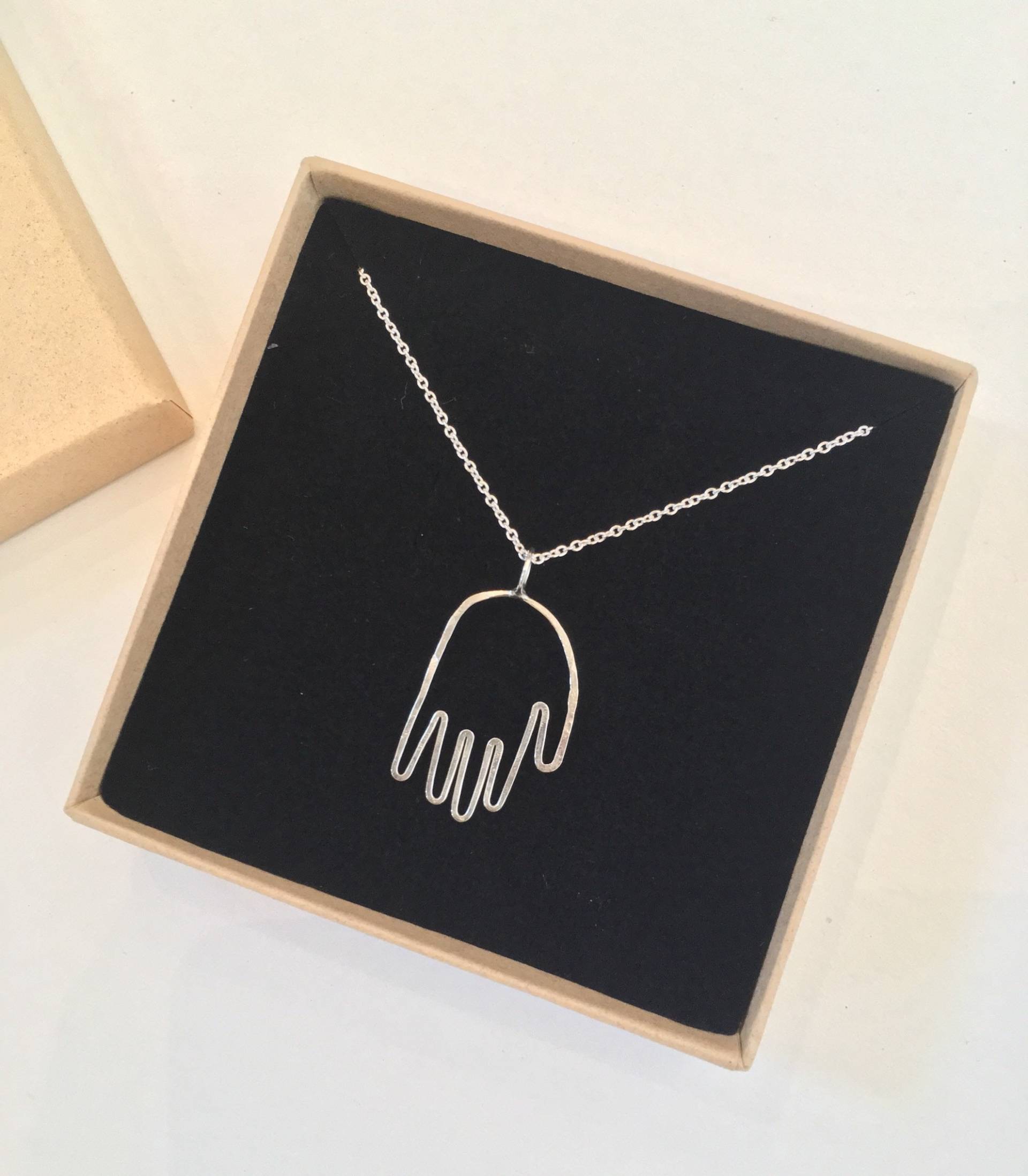 Nala Halskette | Eco Sterling Silber Hand Anhänger Weihnachtsgeschenk Für Sie Zubehör Kaltes Wetter Nala Halskette | Eco Sterling Silber Hand Anhänger Weihnachtsgeschenk Für Sie Zubehör Kaltes Wetter von Illustrationist