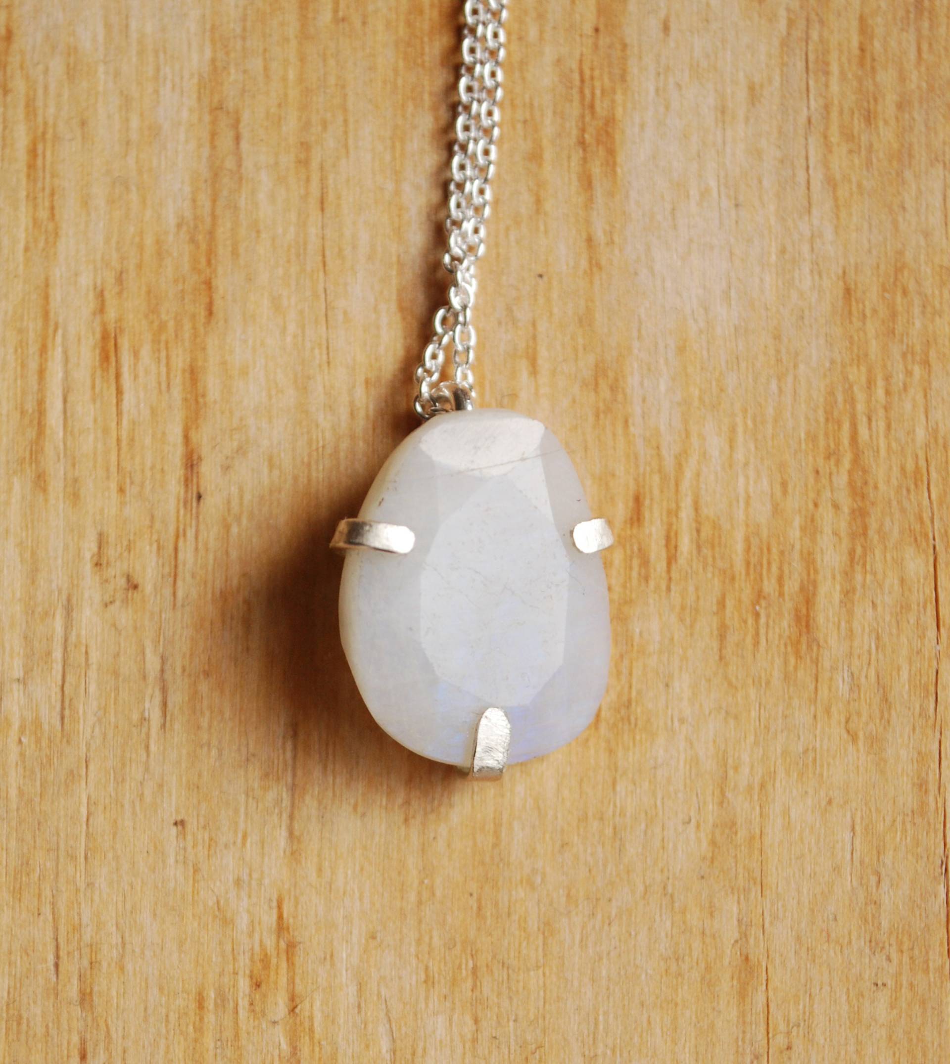 Rona Halskette | Eco Sterling Silber Weiße Mondstein Rohstein Juni Geburtsstein Anhänger Winterschmuck Rona Halskette | Eco Sterling Silber Weiße Mondstein Rohstein Juni Geburtsstein Anhänger Winterschmuck von Illustrationist