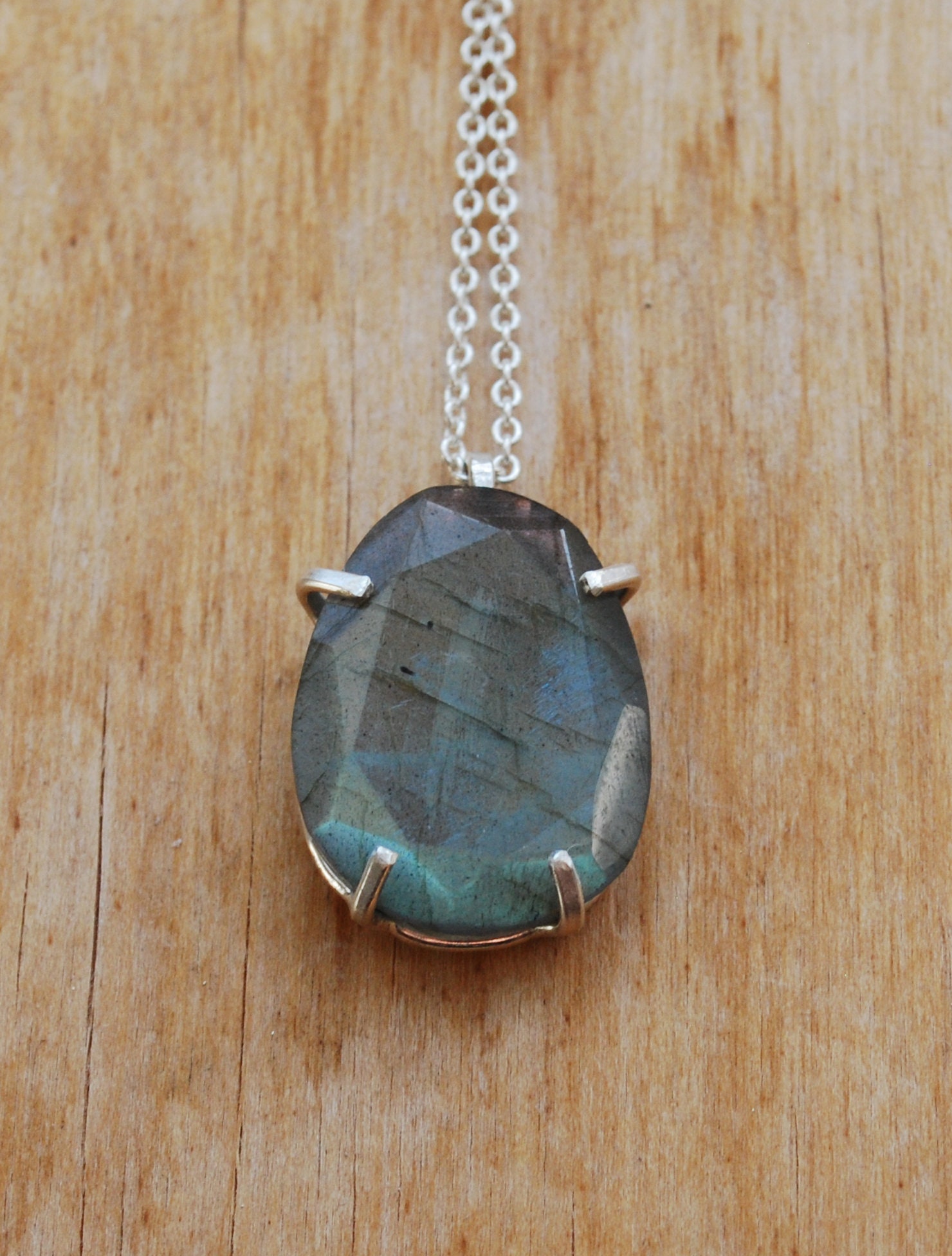 Rory Halskette | Eco Sterling Silber Labradorit Rohstein Anhänger Weihnachtsgeschenk Für Sie Zubehör Kaltes Wetter Rory Halskette | Eco Sterling Silber Labradorit Rohstein Anhänger Weihnachtsgeschenk Für Sie Zubehör Kaltes Wetter von Illustrationist
