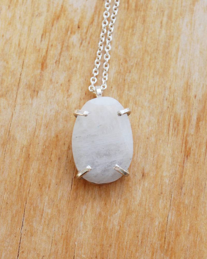 Rosi Halskette | Eco Sterling Silber Weiße Mondstein Rohstein Juni Geburtsstein Winterschmuck Rosi Halskette | Eco Sterling Silber Weiße Mondstein Rohstein Juni Geburtsstein Winterschmuck von Illustrationist