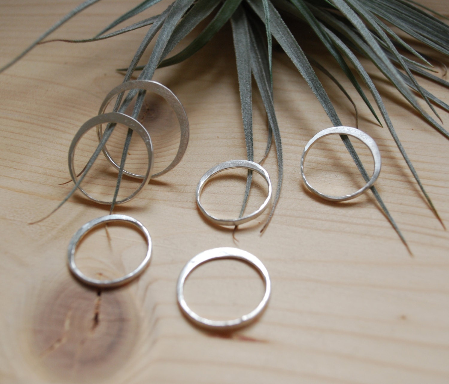 Shan Ring | Eco Sterling Silber Gehämmerte Stapelung 14K Goldring Hochzeit Verlobungsring Zubehör Für Kaltes Wetter Shan Ring | Eco Sterling Silber Gehämmerte Stapelung 14K Goldring Hochzeit Verlobungsring Zubehör Für Kaltes Wetter von Illustrationist