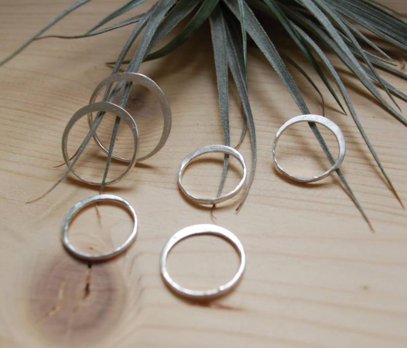 Shan Ring | Eco Sterling Silber Gehämmerte Stapelung 14K Goldring Hochzeit Verlobungsring Zubehör Für Kaltes Wetter Shan Ring | Eco Sterling Silber Gehämmerte Stapelung 14K Goldring Hochzeit Verlobungsring Zubehör Für Kaltes Wetter von Illustrationist