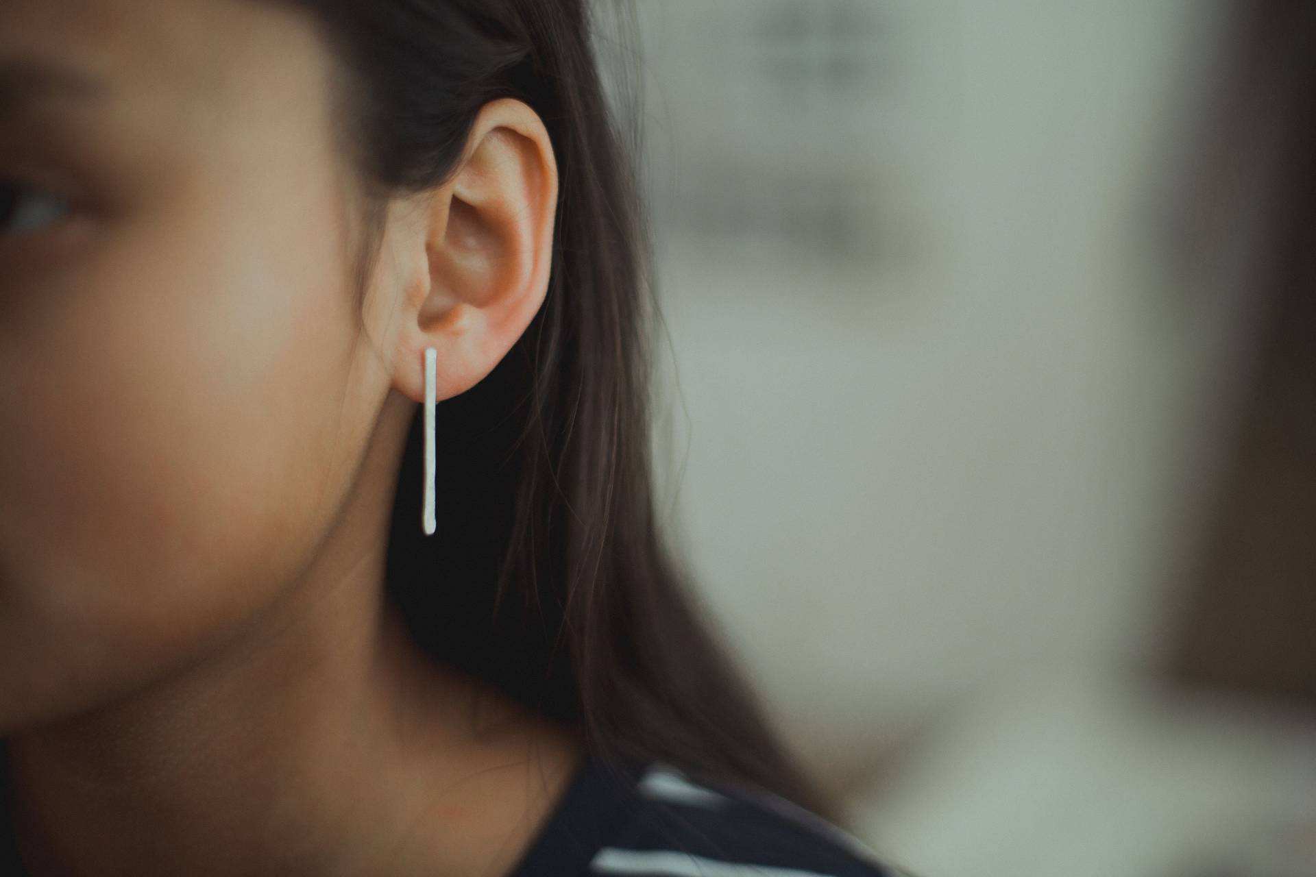 Zweig Ohrringe | Eco Sterling Silber Gehämmert Schwarze Stabstifte 14K Gold Zubehör Für Kaltes Wetter Zweig Ohrringe | Eco Sterling Silber Gehämmert Schwarze Stabstifte 14K Gold Zubehör Für Kaltes Wetter von Illustrationist