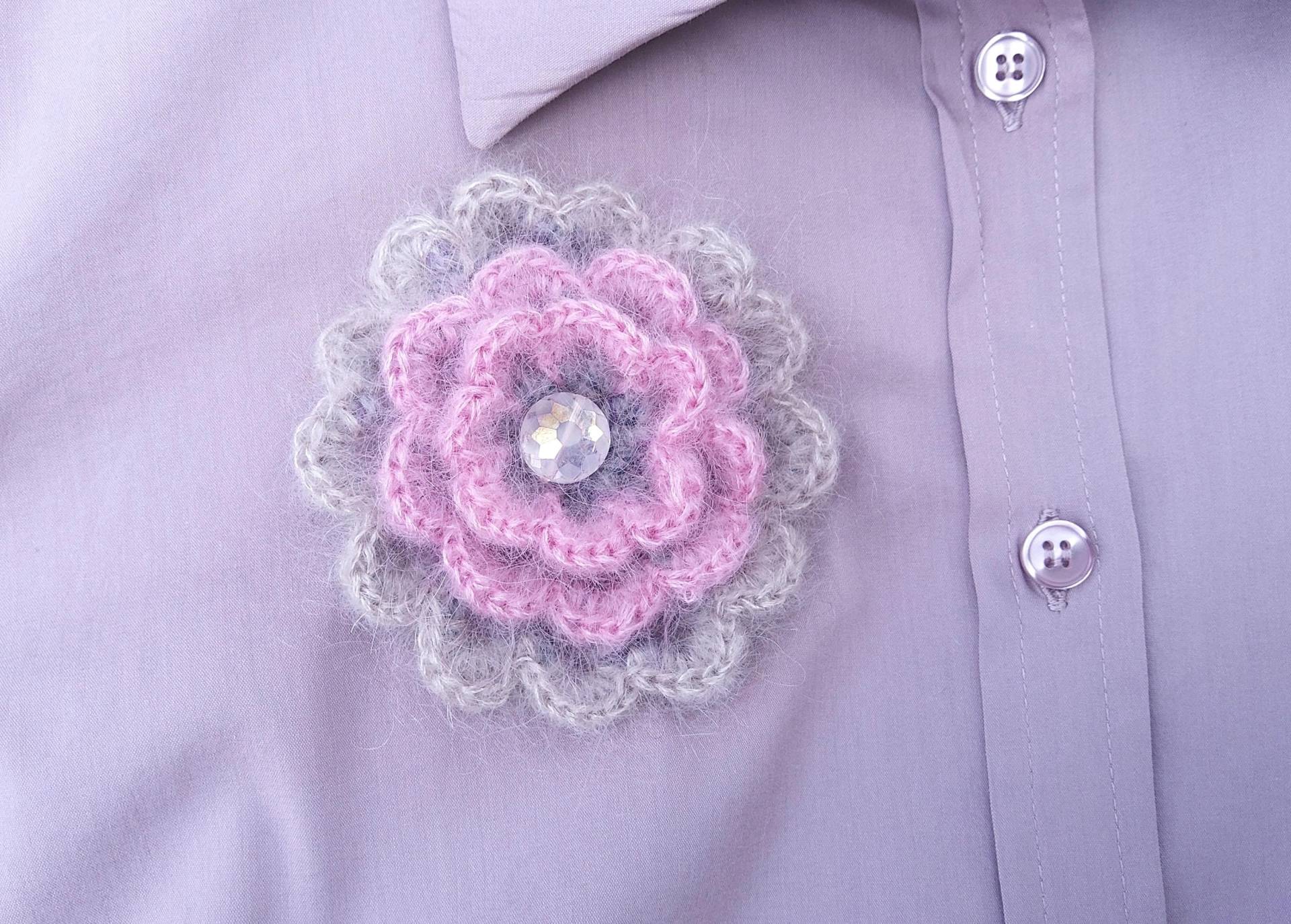 Blüte, Brosche, Gehäkelt Wolle, Merinowolle, Handarbeit, Ansteck-Nadel von IlonasKreativStube