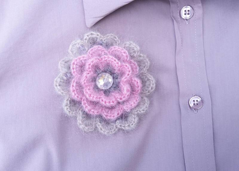 Blüte, Brosche, Gehäkelt Wolle, Merinowolle, Handarbeit, Ansteck-Nadel von IlonasKreativStube