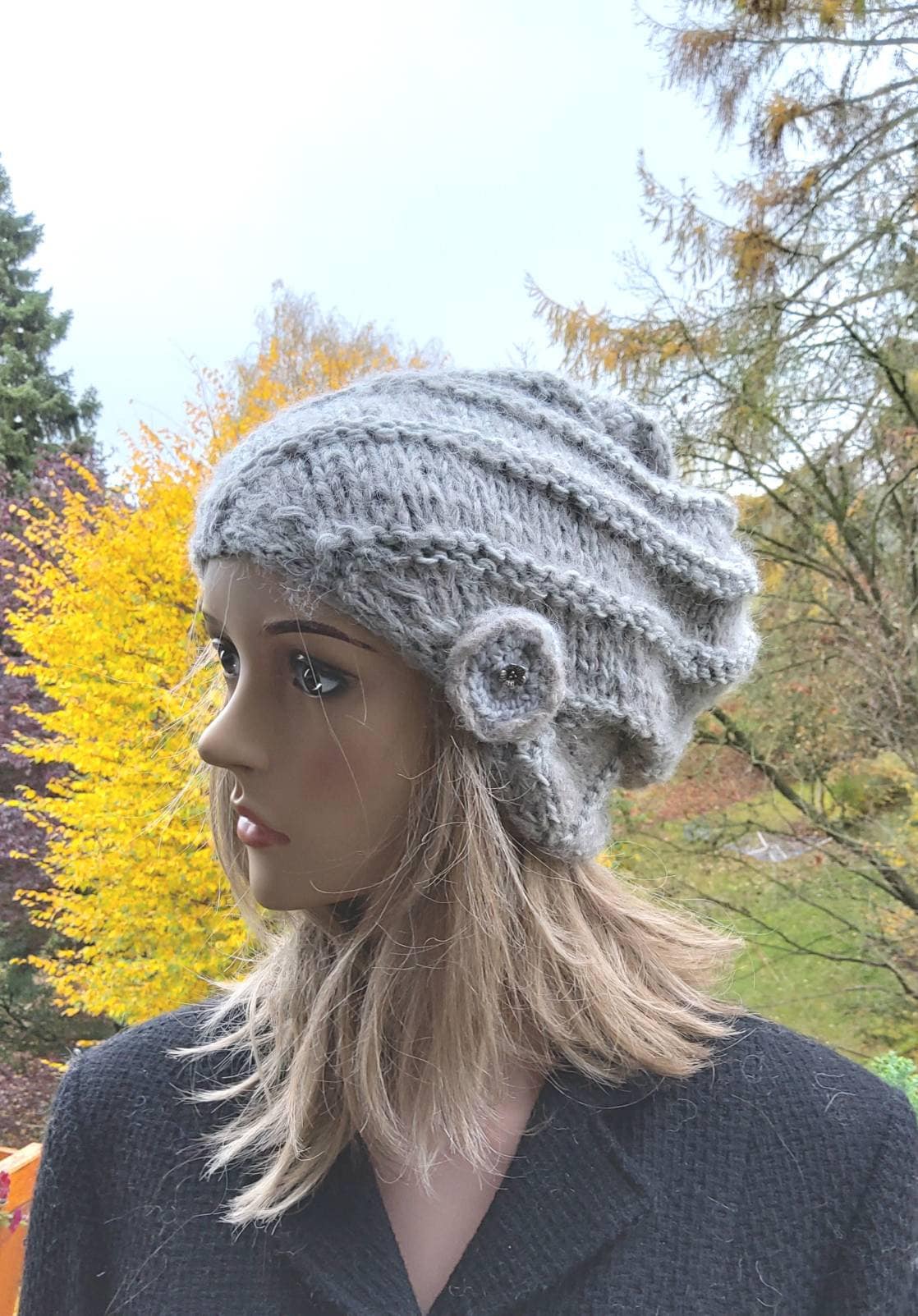 Blüte Mütze, Beanie, Alpaka/Seide Grau, Strickmütze Handarbeit von IlonasKreativStube