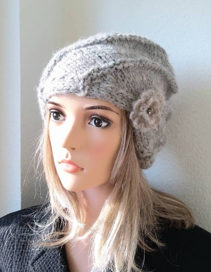 Kaschmir/Seide Mütze, Damen Blüte, Schwarz, Grau, Creme , Weich Warm, Handgestickt von IlonasKreativStube