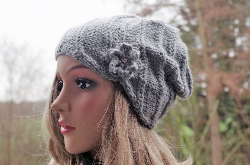 Merino-Kaschmir Mütze Grau, Blüte, Damen Beanie Handgestrickt von IlonasKreativStube