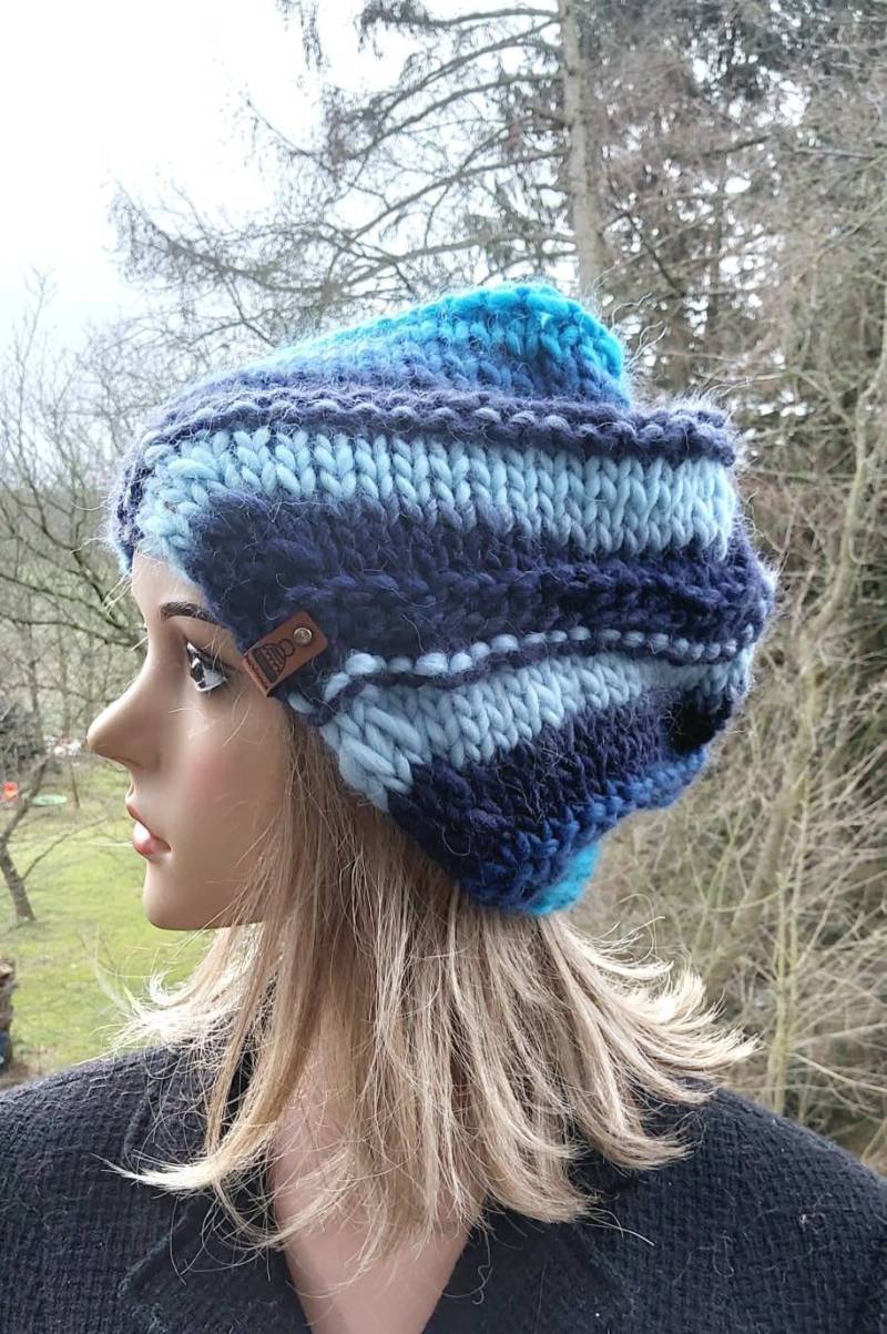 Mütze, Beanie Damen, Wolle, Merinowolle, Farbverlauf Blau, Handgestickt von IlonasKreativStube