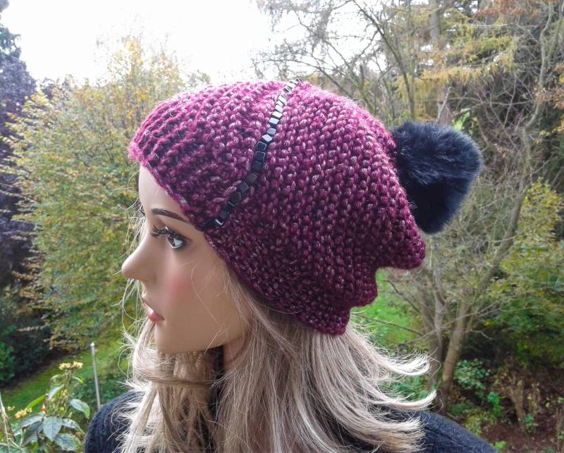 Mütze Fakefur Pompom, Damen Beanie, Schmucksteine, Weinrot, Handgestickt von IlonasKreativStube