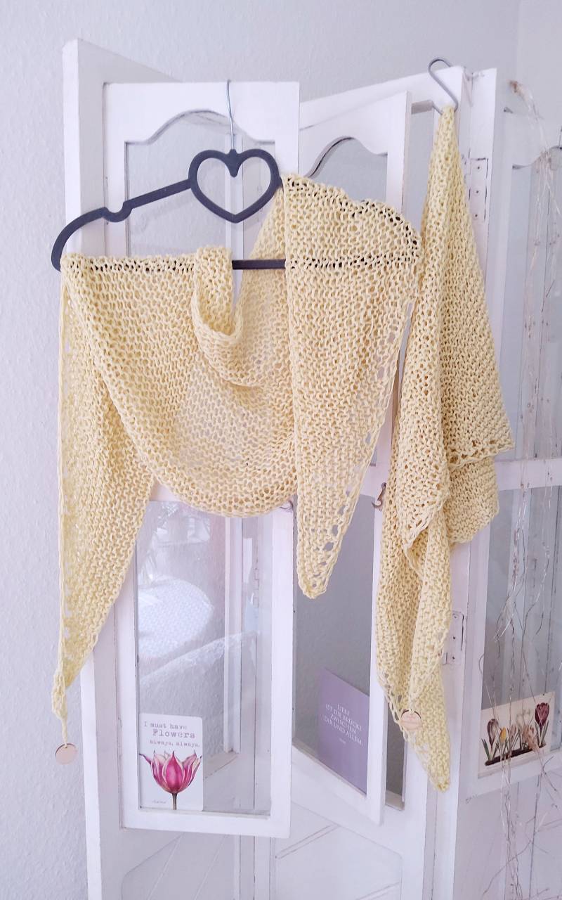 Recycelt Seide Stola, Dreiecktuch, Seiden -Bändchengarn, Gelb, Handgestickt von IlonasKreativStube