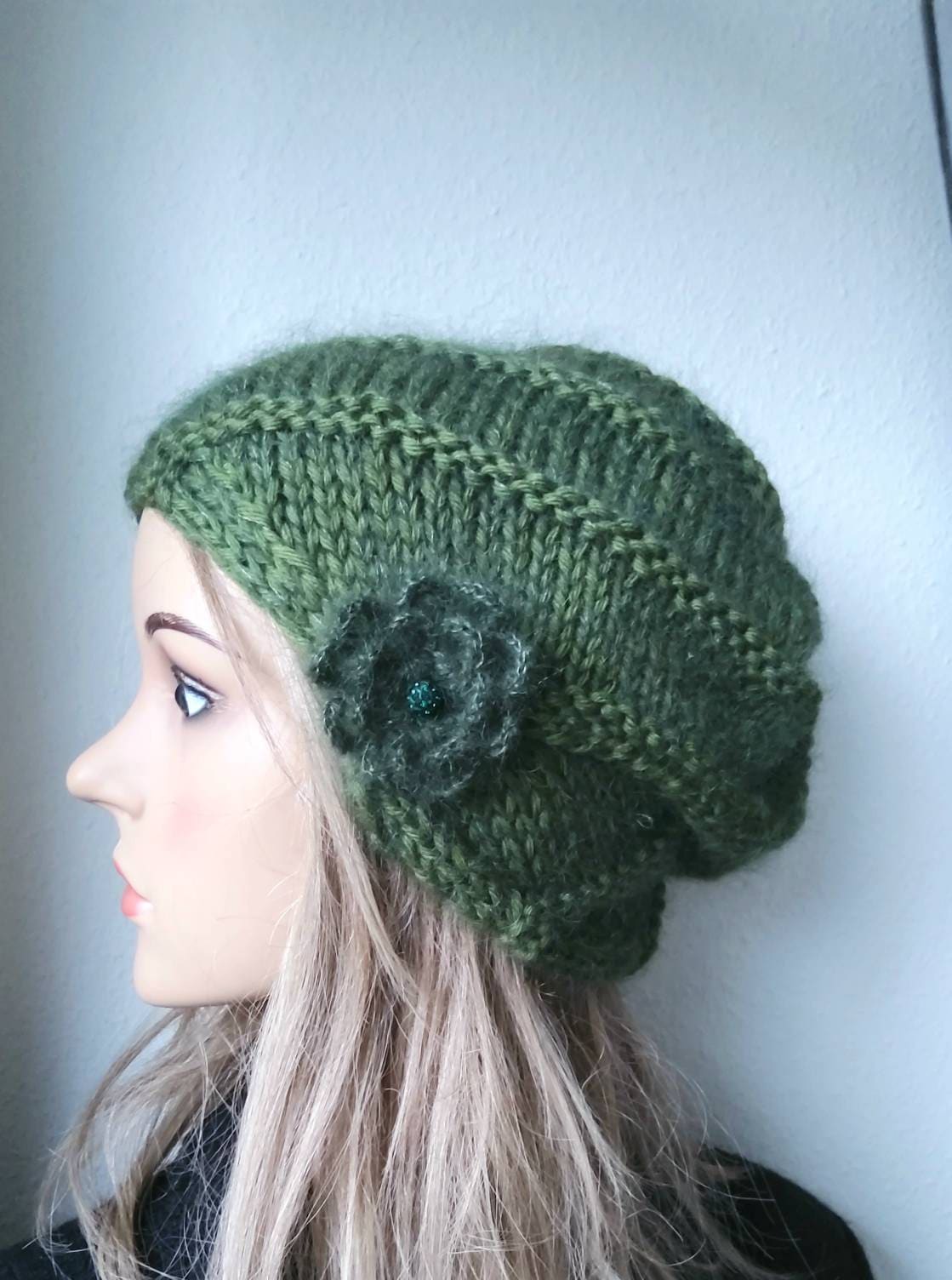 Schicke Mütze Wolle Kaschmir/Merino, Blüte Schwarz, Damen Beanie, Handgestickt von IlonasKreativStube
