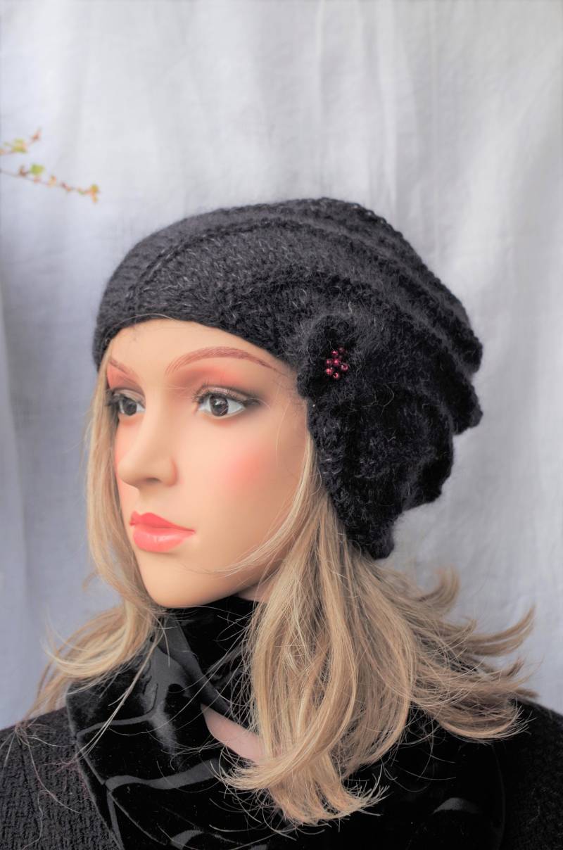 Schicke Mütze Wolle Kaschmir/Merino, Blüte Schwarz, Damen Beanie, Handgestickt von IlonasKreativStube