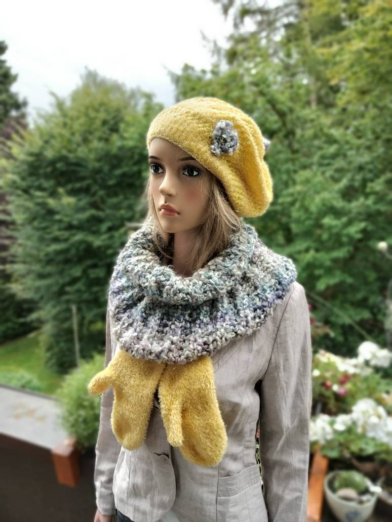 Set basken Mütze, Schal , Damen, Blüte, Handschuhe Wolle, Gelb, Grau, Handgestickt von IlonasKreativStube