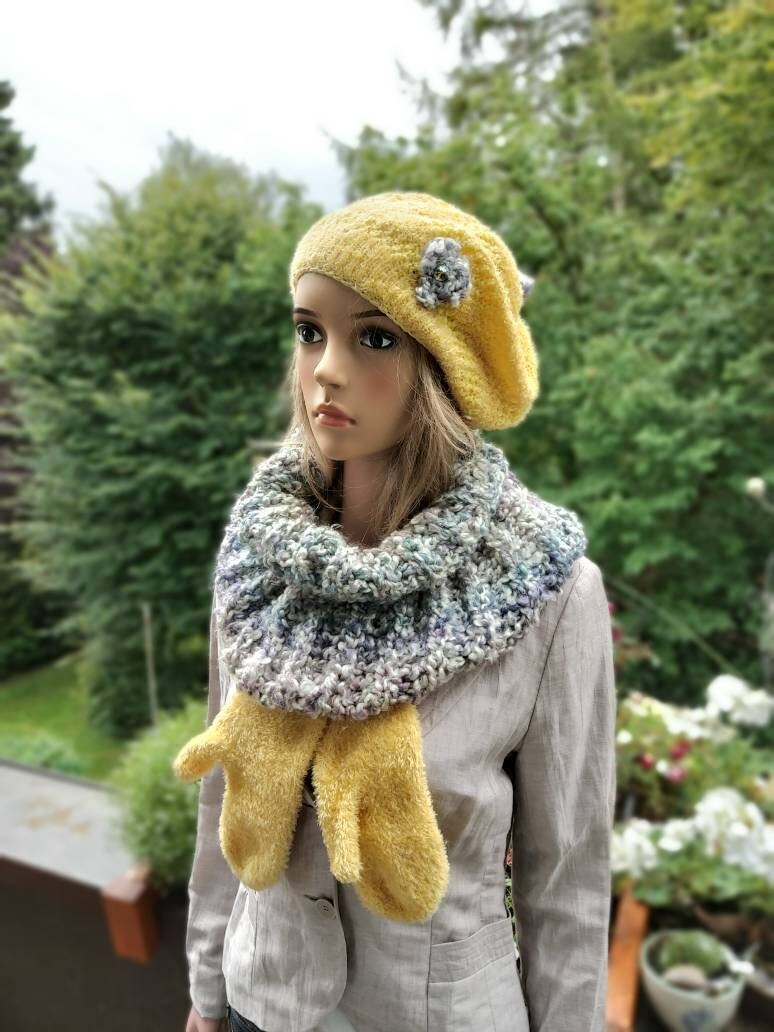 Set basken Mütze, Schal , Damen, Blüte, Handschuhe Wolle, Gelb, Grau, Handgestickt von IlonasKreativStube