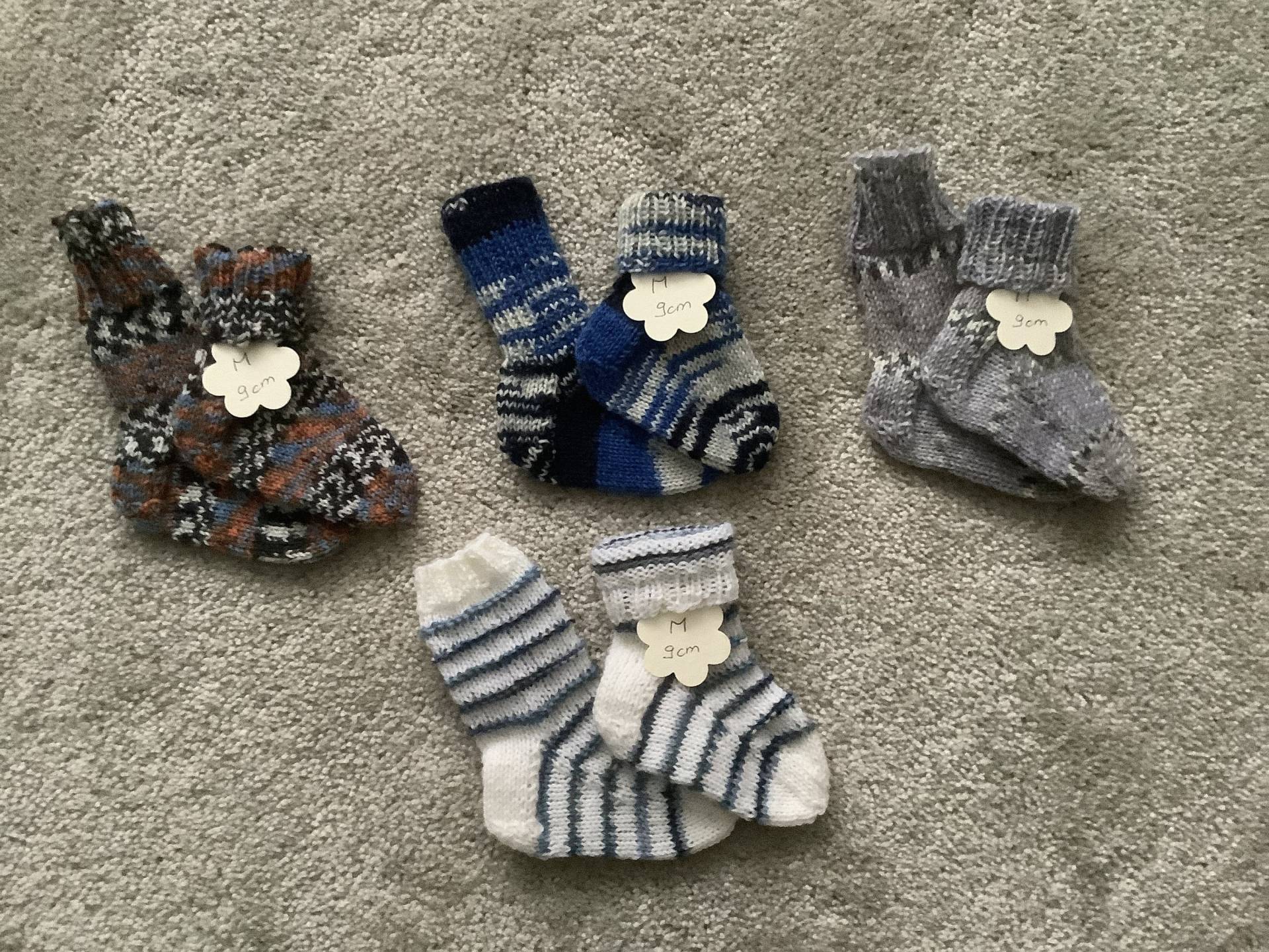 Babysocken Handgestrickt, Erstlingssocken, Fusslänge 9cm, Babykleidung, Geschenkidee, Geburt von IlonasStrickwelt