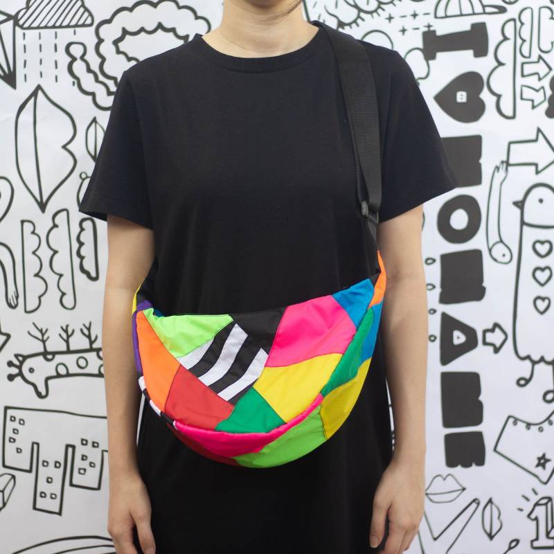 Patchwork Bunte Crossbody Tasche, Kloßtasche, Nylon Schultertasche, Unterarmtasche, Upcycle Halbmond von Ilovenonameshop