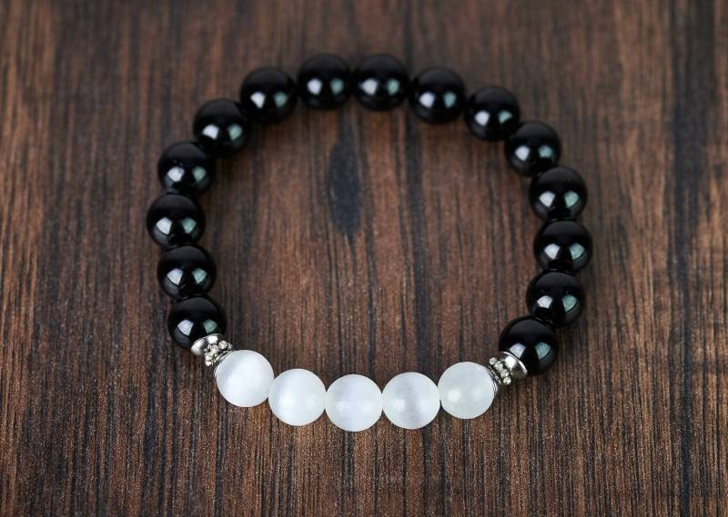 Echtes Selenit-Schwarzer-Turmalin-Edelstahl Armband. Schwarzes Turmalin Selenit Spirituelles Stretch Armband von Ilucension