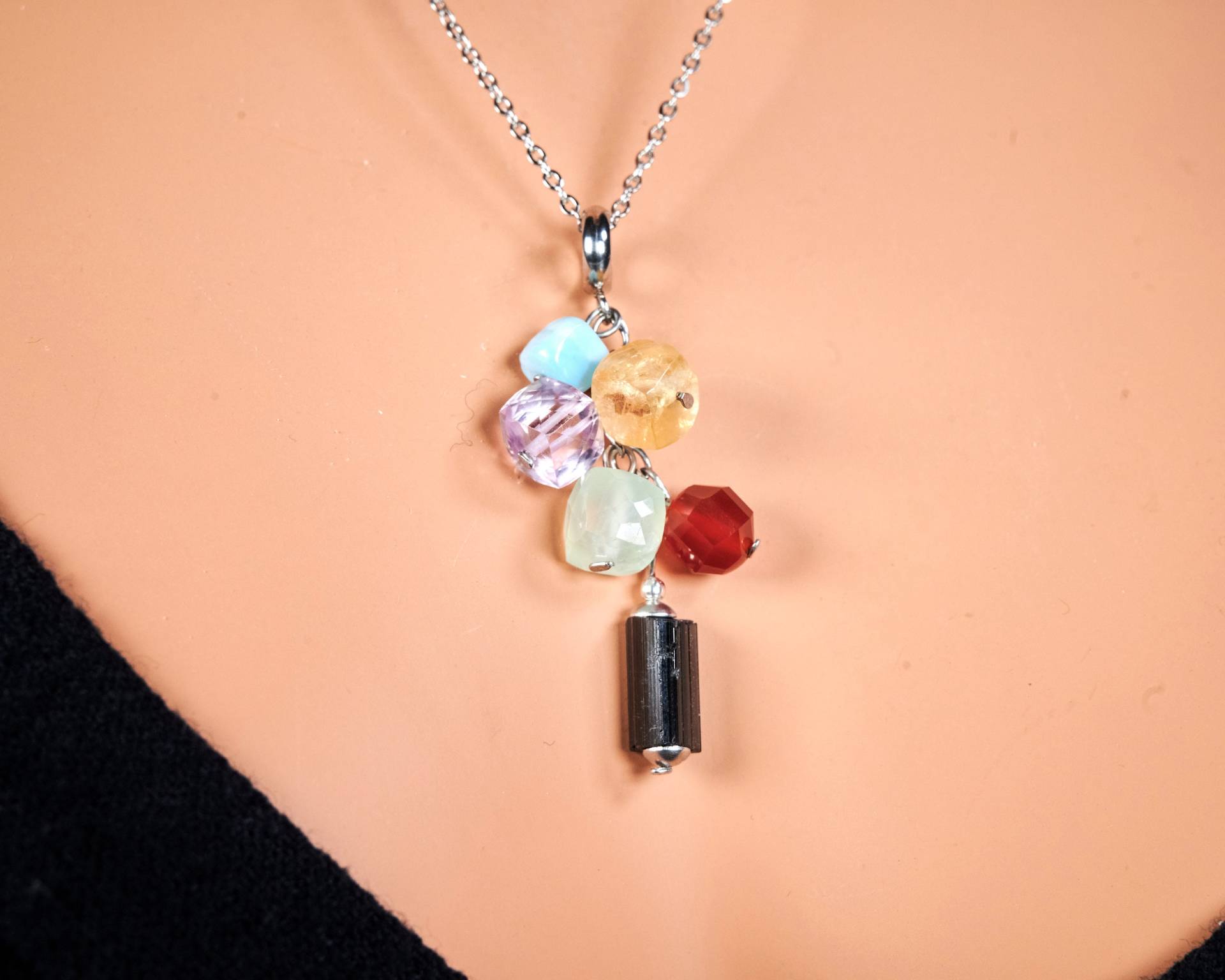 Empath Schutz Halskette. Multistein Rohstein Schwarz Turmalin Blau Larimar Citrin Lila Amethyst Grün Prehnit Karneol Edelstein Anhänger Empath Schutz Halskette. Multistein Rohstein Schwarz Turmalin Blau Larimar Citrin Lila Amethyst Grün Prehnit Karneol Edelstein Anhänger von Ilucension