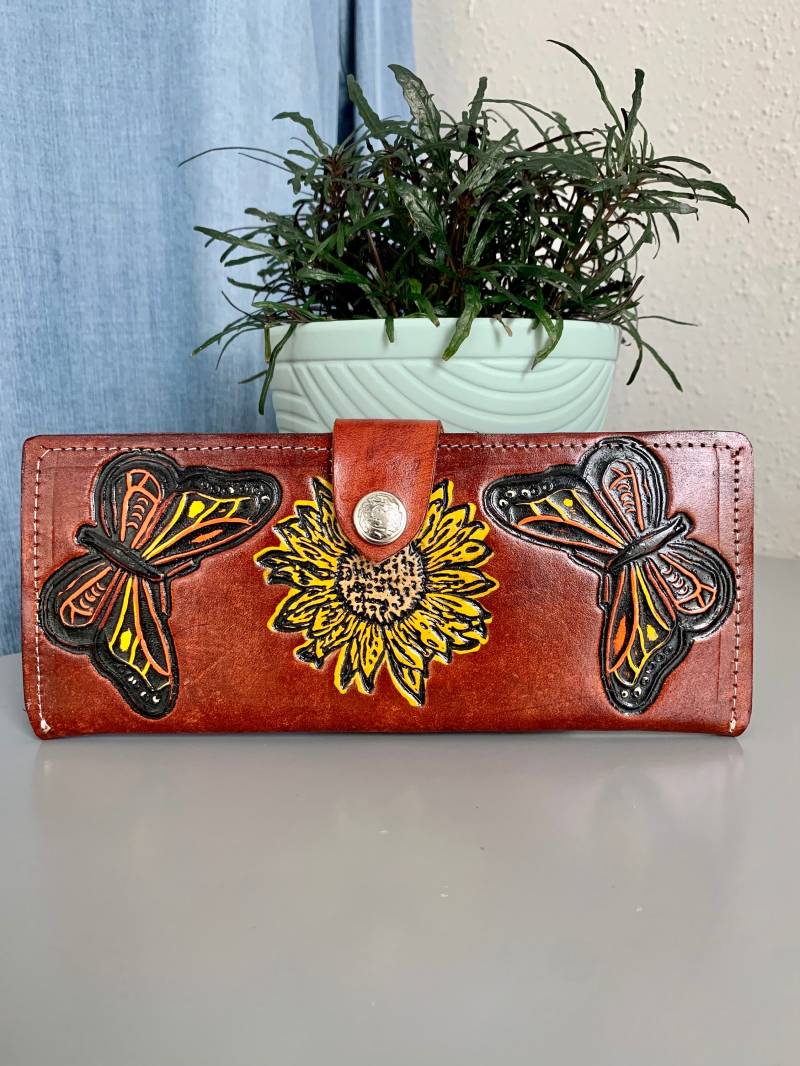 Hand Punzierte Bi-Fold Leder Geldbörse Sonnenblume & Schmetterling Geprägt, Handwerklich Gefertigt Hand Punzierte Bi-Fold Leder Geldbörse Sonnenblume & Schmetterling Geprägt, Handwerklich Gefertigt von IluminaMiCorazon